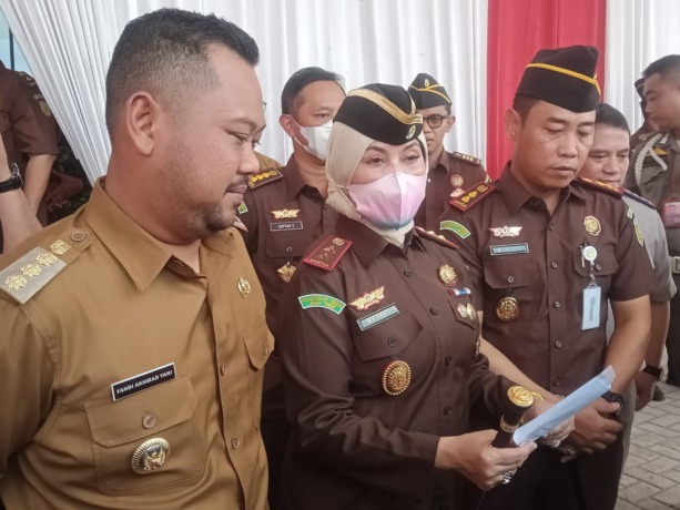 BERSINERGI : Bupati Gresik Fandi Akhmad Yani, Kajati Jawa Timur Mia Amiarti dan Kepala Kejari Gresik Muhammad Hamdan Saragih saat meninjau Rumah Dinas Kejari Gresik di Desa Cerme Kidul, Kecamatan Cerme. (Yudhi/Radar Gresik)