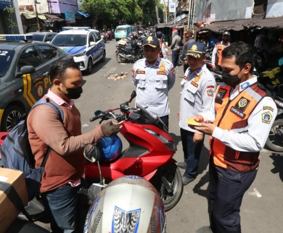 TEKAN KEBOCORAN : Kepala Bidang (Kabid) Tata Kelola Prasarana Perhubungan Dishub Gresik Arditra Risdiansah dan Kepala Seksi (Kasi) Tata Kelola Prasarana Perhubungan dan Sarana Perpakiran Dishub Gresik Muhammad Masyhur Arif (kanan) mengawasi langsung aktiv