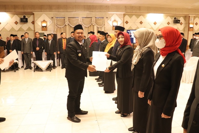 DILANTIK: Bupati Fandi Akhmad Yani menyerahkan mengambil sumpah Jabatan kepada para pejabat yang dilantik untuk menduduki jabatan baru di Kantor Bupati siang kemarin. (Dok/Radar Gresik)