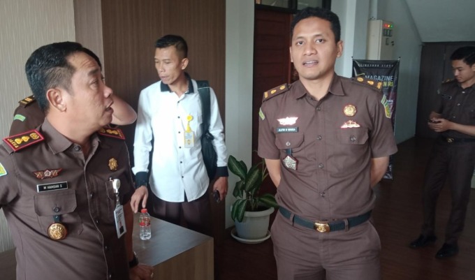 Kejari Gresik Muhammad Hamdan Saragih bersama Kasipidsus Alifin Nurahmana Wanda saat memberikan keterangan kepada awak media di kantor Kejari Gresik. (Yudhi/Radar Gresik)