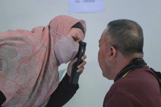 Founder Eyelink Foundation dr. Uyik Unari, SpM(K) saat melakukan pemeriksaan untuk Baksos di Pulau Bawea, kemarin. (Dok/Radar Gresik)