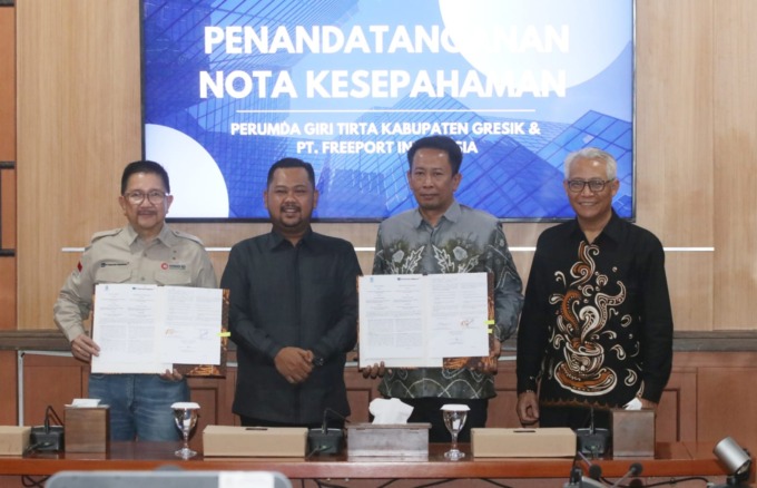 Tandatangan Kerjasama : Bupati Gresik, Fandi Akhmad Yani terlihat sumringah menyaksikan Dirut Perumda Giri Tirta Gresik, Kurnia Suryandi menandatangani nota penjualan air bersih kepada PT Freeport Indonesia. (Firmansyah/Radar Gresik)