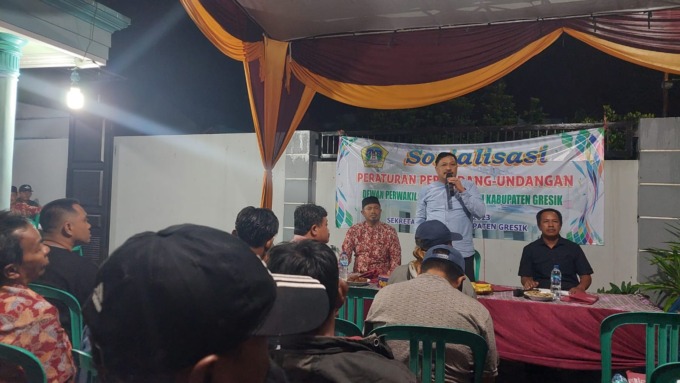 SOSIALISASI: Wakil Ketua DPRD Gresik Mujid Riduan saat menggelar sosialisasi Perda di Desa Domas, Kecamatan Menganti. (Rofiq/Radar Gresik)