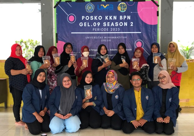 Sinergi:Enam Mahasiswa KKN Universitas Muhammadiyah Gresik menggelar pengabdian kepada warga Desa Tenggulunan. (Dok/Radar Gresik)