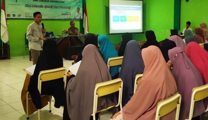 PEDULI: Ketua Forum Lingkar Pena (FLP) Jawa Timur, Muchlisin BK memberikan pelatihan menulis kepada siswa salah satu sekolah di Jawa Timur. (Ist/Radar Gresik)