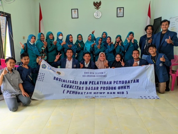 SEMANGAT: Para mahasiswa Muhammadiyah Gresik (UMG) semangat memberikan edukasi kepada warga mengenai legalitas usaha. (Dok/Radar Gresik)