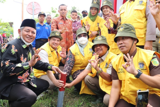 ANTI CAPLOK: Pemkab Gresik bersama BPN berusaha melindungi hak masyarakat dengan memasang patok tanda batas tanahnya. (Dok/Radar Gresik)