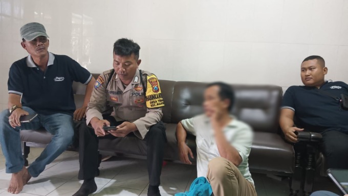 DIAMANKAN WARGA: Anggota Polsek Manyar memintai keterangan AM usai diamankan para pedagang dan warga diduga sering melakukan pencurian ikan milik pedagang di Desa Sembayat. (Ist/Radar Gresik)