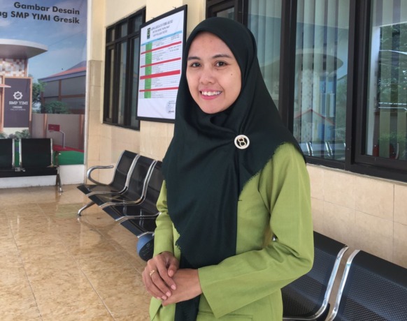 Tutik Ernawati, Wali Kelas dan Pembina Puisi SMP YIMI (Ist/Radar Gresik)