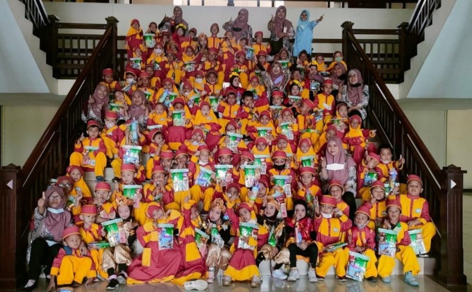 ENVIRONMENTAL LEARNING: 156 siswa  TK Muslimat NU 254 Nurul Ishlah berfoto bersama di tangga kantor Pemkab Gresik. (ISTIMEWA/RADAR GRESIK)