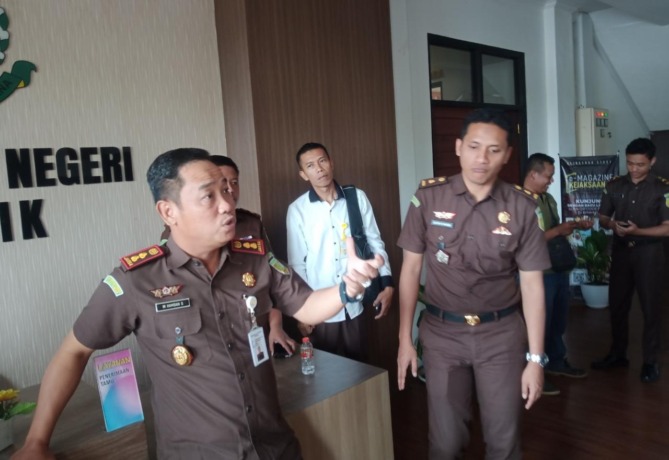 KASUS DANA HIBAH: Kejari Gresik Muhammad Hamdan Saragih bersama Kasipidsus Alifin Nurahmana Wanda memberikan keterangan kepada awak media di kantor Kejari Gresik, Kamis (2/2).  (Yudhi/Radar Gresik)