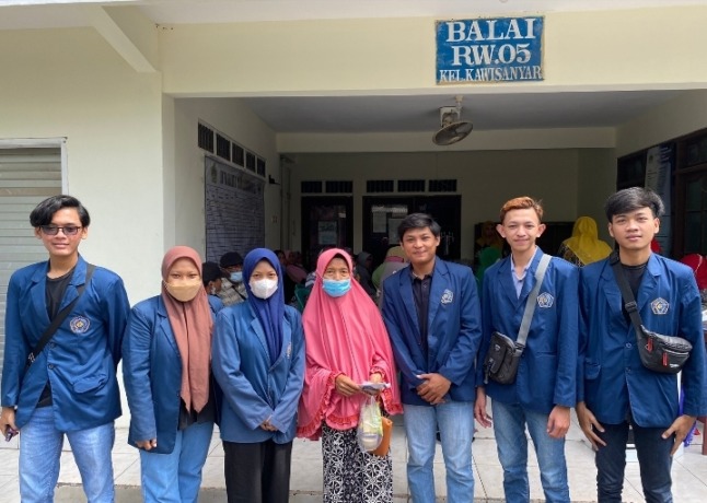 Giat : Mahasiswa KKN UMG bersemangat memberikan penyuluhan dan pemeriksaan kepada lansia di Kawisanyar.