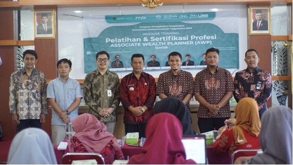 DAMPINGI PERENCANAAN KEUANGAN SYARIAH : Empat dosen Ekonomi Syariah Universitas Internasional Semen Indonesia (UISI) yaitu Bambang Tutuko, Ahmad Dahlan Malik, Ahmad Hudaifah dan  M. Asyhad menjadi tim pendamping pengabdian masyarakat literasi keuangan sya