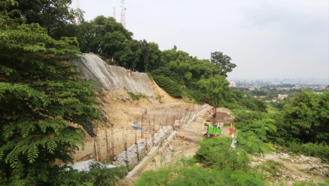 KEMBALI DILANJUT: Bukit Putri Cempo longsor sejak beberapa tahun lalu belum selesai ditangani. (Dok/Radar Gresik)