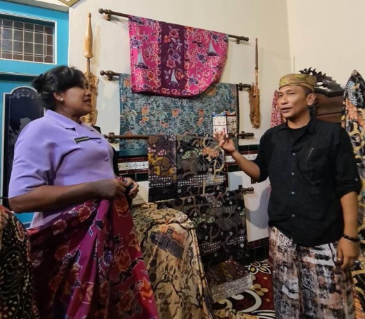 Kagum : Istri Panglima TNI, Veronica Yudo Margono menyempatkan diri mengunjungi sentra batik khas Gresik disela-sela kunjungan kerjanya di Jawa Timur. (Ist/Radar Gresik)