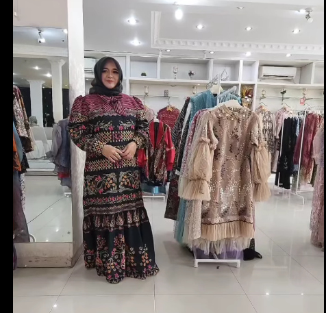 TAMPIL ELEGAN: Salah satu customer Java Moslem Fashion Saadatul Fitriyah tampil menawan menggunakan desain pattern print yang kini lagi ngetren. (RIRI/RADAR GRESIK)