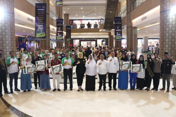 Foto 1 : FOTO BERSAMA : Wakil Bupati Gresik Aminatun Habibah, Kapala BNNK Gresik AKBP Kartono, Adi Suprayitno, Admin and Relation Manager fasilitas produksi kakao Cargill di Gresik dan para tamu undangan foto bersma dengan para pemenang lomba video instag