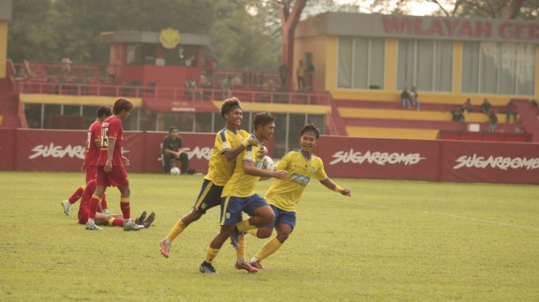 SERI: Gresik United tahan imbang 1-1 tim Selangor U-23 saat uji coba pertandingan di Lapangan Selangor Football Center. (Ist/Radar Gresik)