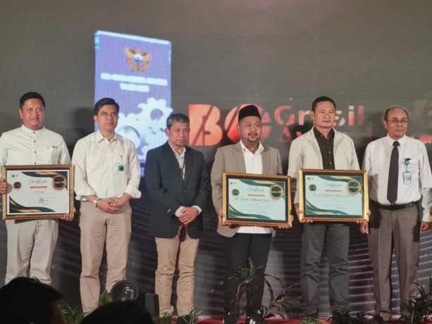 Bea Cukai Awward 2023 : Kepala Bea Cukai Gresik, Wahjudi Adrijanto (kanan) mendampingi Kepala Kanwil Bea Cukai Gresik, Untung Basuki dan Kepala Kemenkeu Jatim, Taukhid memberikan penghargaan kepada Bupati Gresik dan Lamongan serta perwakilan PT Smelting.