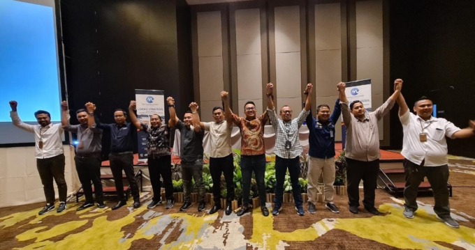 Kompak : Pimpinan dan Staf PT Keluarga Sejahtera Grup berfoto  bersama dengan perwakilan perbankan dan notaris. (Firmansyah/Radar Gresik)