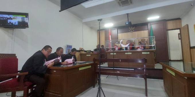 TUNTUTAN : Keempat terdakwa kasus dugaan tindak pidana penistaan agama dituntut satu tahun penjara saat jalani sidang secara virtual di PN Gresik. (Yudhi/Radar Gresik )