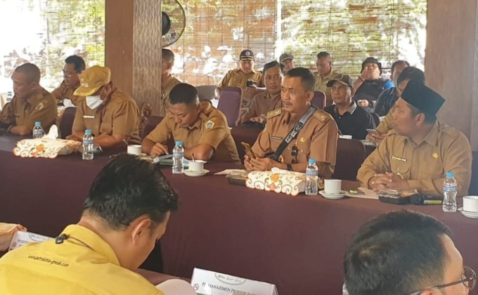 ALOT: Pertemuan petani Gresik yang diwakili para kepala desa meminta agar pemerintah dan perusahaan menambah jumlah alokasi pupuk subsidi. (Dok/Radar Gresik)