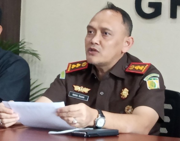 TEGAS: Kajari Gresik Nana Riana usai memberikan keterangan di kantor  Kejari Gresik.    (YUDHI/RADAR GRESIK)
