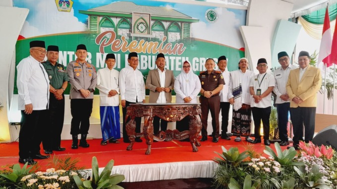 DIRESMIKAN: Bupati Gresik bersama Ketua MUI Jatim dan Pengurus MUI Gresik meresmikan kantor baru. (istimewa/radar gresik)
