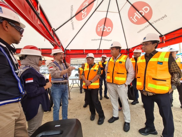 Diatas Target : Presdir PT Freeport Indonesia, Tony Wenas memaparkan capaian progres Manyar Smelter Project kepada anggota Komisi VI DPR RI. (Firmansyah/Radar Gresik)