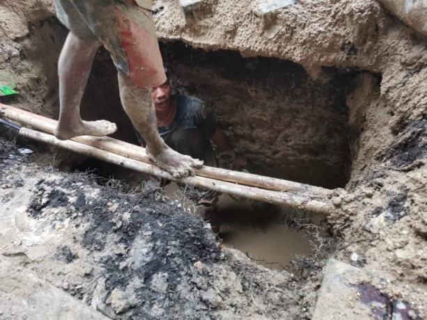 DIMULAI: Sejumlah pekerja mulai mamasang pipa penghubung reservoir Giri dan Bunder. (Rofiq/Radar Gresik)