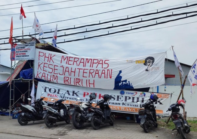 BUNTU: Hingga saat ini demonstrasi yang dilakukan pekerja PT Angkasa Raya Steel masih belum menemui titik terang. (Firmansyah/Radar Gresik)