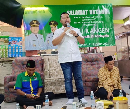 BERI PENGARAHAN: Bupati Gresik Fandi Akhmad Yani saat mendengarkan keluhan dari para PMI.  (Dok/Radar Gresik)