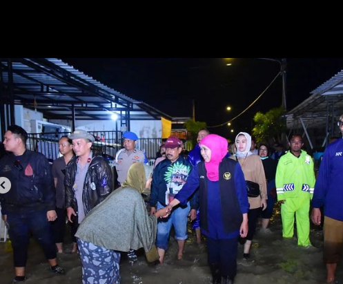 TERJUN LANGSUNG: Gubernur Jatim Khofifah Indar Parawansa saat mengunjungi lokasi banjir akibat luapan Kali Lamong, Rabu (22/2) dini hari.  (istimewa/radar gresik)