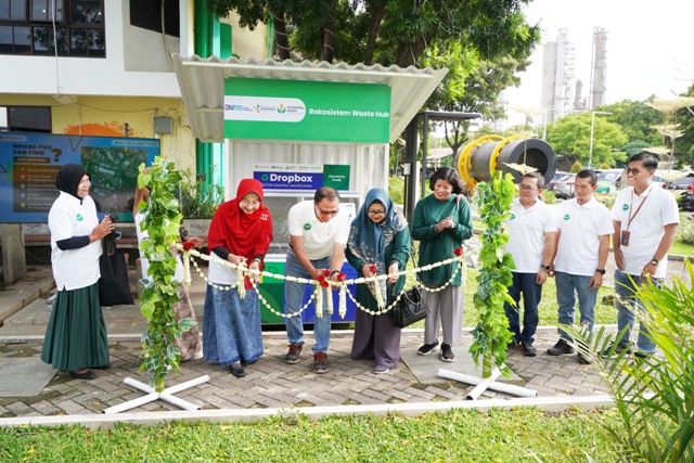 PEDULI LINGKUNGAN: Petrokimia Gresik, perusahaan Solusi Agroindustri anggota holding Pupuk Indonesia meluncurkan program Eco-Dropbox kerja sama dengan PT Rekosistem sebagai terobosan untuk pengelolaan sampah di lingkungan perusahaan. (Dok/Radar Gresik)