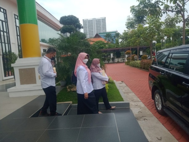 DATANGI KEJARI: Kepala Dinas Koperasi, UKM dan Perindag Pemkab Gresik Malahatul Farda bersama Sekretaris Subhan dan Kepala  Bidang Koperasi dan Usaha Mikro, Fransiska Dyah Ayu Puspitasari usai dipanggil untuk di klarifikasi di kantor Kejari Gresik, Rabu (