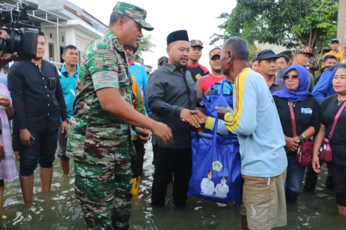 MENINJAU: Bupati Gresik Fandi Akhmad Yani saat meninjau warga terdampak banjir Kali Lamong di Desa Morowudi, Kecamatan Cerme beberapa waktu lalu. (Dok/Radar Gresik)