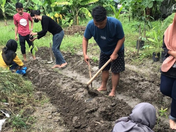ANTUSIASME: Mahasiswa KKN Universitas Muhammadiyah Gresik (UMG) bahu-mambahu melaksanakan program kerja di BUMDES Kembangan.(Dok/Radar Gresik)