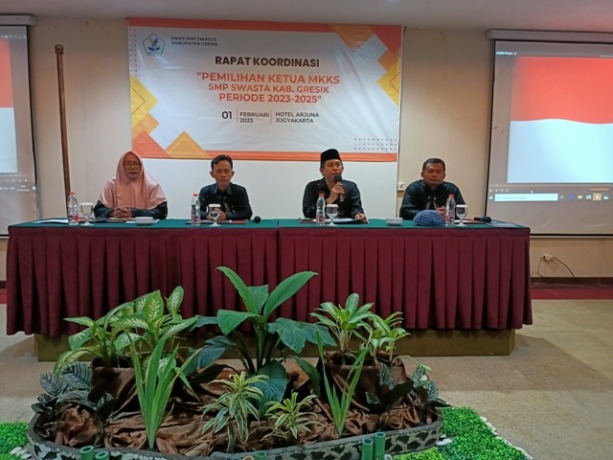 MENANG MUTLAK: M. Sholikun Kembali Jabat Ketua MKKS SMP Swasta Gresik setelah menyisihkan tiga kandidat lainnya di Hall Hotel Arjuna Jogjakarta. (Ist/Radar Gresik)