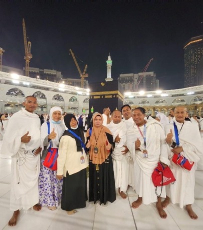 KUNJUNGI BAITULLAH : Owner Rumah Makan Pak Elan II, Raditya Eko Hartanto (dua dari kanan) berfoto bersama para karyawan usai melaksanakan ibadah umroh. (istimewa/radar gresik)