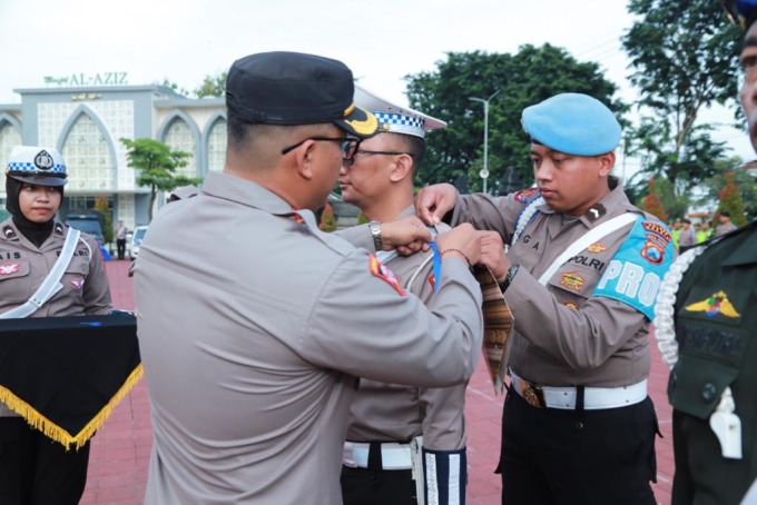 GELAR PASUKAN: Jajaran Polres Gresik melaksanakan apel gelar pasukan Operasi Keselamatan Semeru 2023 di Mapolres Gresik, Selasa (7/2). (Ist/Radar Gresik)