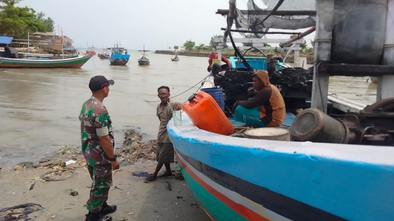 PENDAMPING: Sertu Kiswiyanto Babinsa Desa Campurejo melakukan pengecekan dan pendampingan terhadap para nelayan di Desa Capurejo, Kecamatan Panceng dalam menghadapi cuaca ekstrim, Selasa (7/2).  (Ist/Radar Gresik)