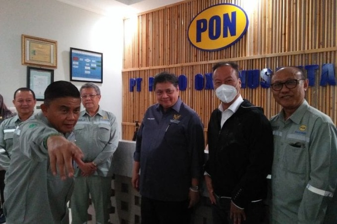 Optimistis : Direktur PT Petro Oxo Nusantara (PON) Jaya Martapa (kiri) menyambut kedatangan Menko Perekonomian, Airlangga Hartarto di kantornya. (Firmansyah/Radar Gresik)