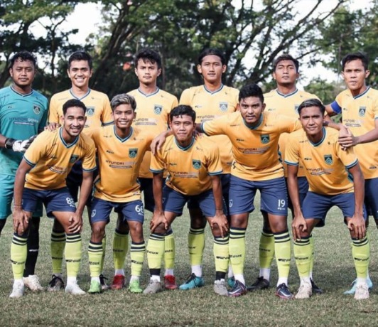 TETAP SEMANGAT: Tim Gresik United menggelar freindly match dengan tim Selangor FC Malaysia. (Ist/Radar Gresik)