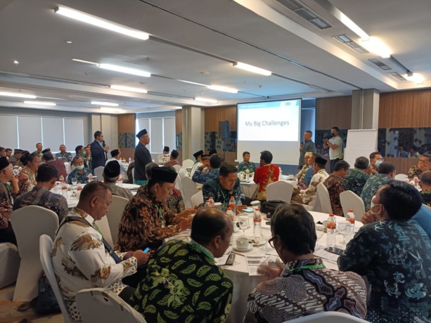 PEMIMPIN ERA DIGITAL: 100 lebih kepala sekolah di Gresik mengikuti pelatihan kepemimpinan yang efektif di era digital di Hotel Khas, Kamis (2/2). (Riri/Radar Gresik)