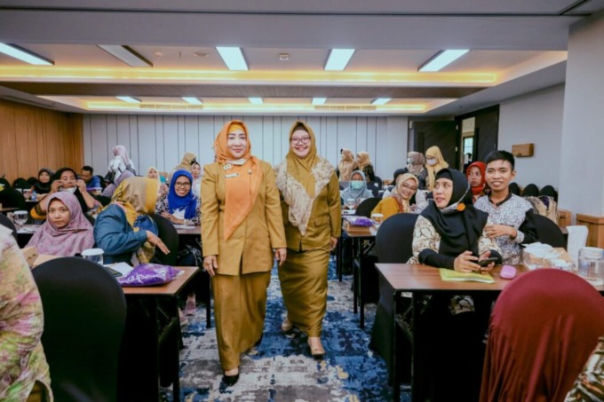 Sinergi : Kepala Dinas KBPPPA dr. Titik Ernawati bersama Wakil Bupati Gresik Hj. Aminatun Habibah saat mengenalkan kampung KB. (Dok/Radar Gresik)