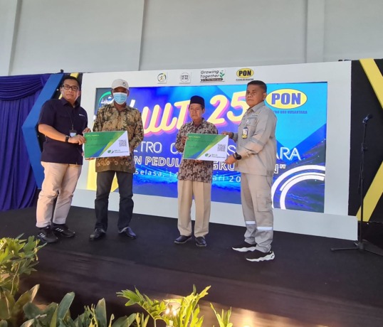 Lindungi Pekerja Rentan : Direktur Utama PT Petro Oxo Nusantara (PON), Jaya Martapa (kanan) didampingi Kepala BP Jamsostek Gresik, Imam Syahputra (kiri) secara simbolis memberikan bantuan program perlindungan sosial bagi pekerja rentan yang tinggal di sek