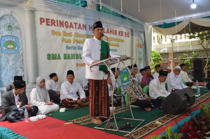 Kepala SMA NU 1 Gresik, Agus Syamsudin memberikan sambutan dalam istighosah peringatan hari lahir SMANUSA ke-55. (Ist/Radar Gresik)