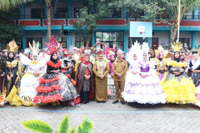Giat : Wakil Bupati Gresik Hj Aminatun Habibah, Kepala Dinas Pendidikan Kabupaten Gresik S.Hariyanto, Kepala SMP Islamic Qon Hj. Sholihah dan siswa SMP Islamic Qon mewujudkan zero waste. (Riri/Radar Gresik)