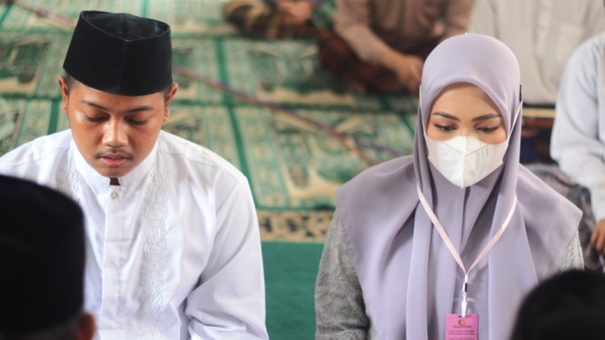 MENIKAH : Septian Andi Nurcahya bersama kekasihnya Ajeng Dwi Putri saat menjalani prosesi pernikahan di Masjid At-Taubah Rutan Kelas IIB Gresik. (Ist/Radar Gresik)