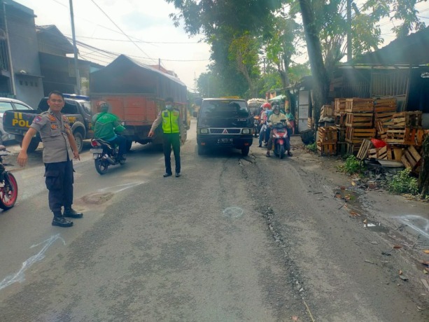 OLAH TKP : Anggota Unit Laka Satlantas Polres Gresik saat melakukan olah TKP kejadian laka di Jalan Raya Karangturi, Desa Menganti, Kecamatan Menganti. (Ist/Radar Gresik)